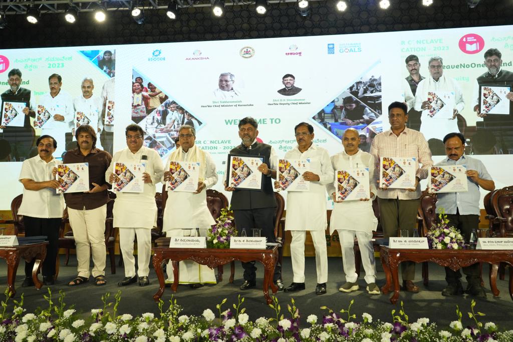 UNDP_India's tweet photo. #CSR for better Education📚 .

@CMofKarnataka, Sh. @siddaramaiah chaired a conclave by Dept of Planning, @sdgcckar &amp; @UNDP🇮🇳 to improve education through CSR.

@istschan, Dy Head, @UNDP_India received a Certificate of Appreciation from Sh. Govinda Raju, Political Secretary to CM. https://t.co/4Q5NYLjESE