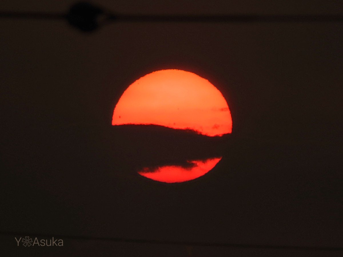 yumeasutw's tweet photo. オレンジの真ん丸 #夕日 🌕️

日の入り近く
厚い雲を抜けた夕日
薄雲がフィルター代わりに
眩しさを和らげ、
沈み行くオレンジの真ん丸夕日が
とても美しかったです🌇

#空の名前
#天気の図鑑 #雲の超図鑑 #雲友の会
#夕空 #夕焼け #sunset
#a2023 #a0804 #a202308 #a2023081 https://t.co/P7ArJdbrrt