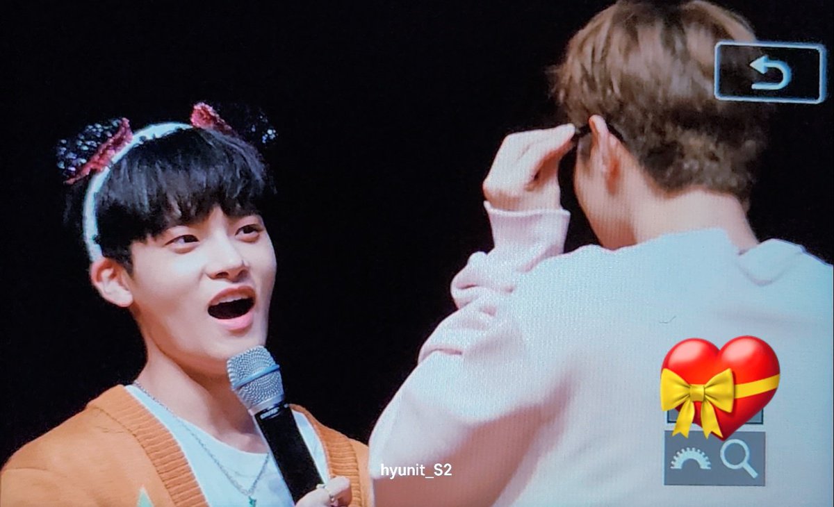 hyunit_S2's tweet photo. 230804 메이크스타 대면 팬싸 #현우

안경을 썼는데 왜케 바부 같죠..?
(준미니도 혀누의 바부력에 놀랐다네요 🤭)

#최현우 #HYUNWOO #xikers #싸이커스 https://t.co/E9m9BhMrQL