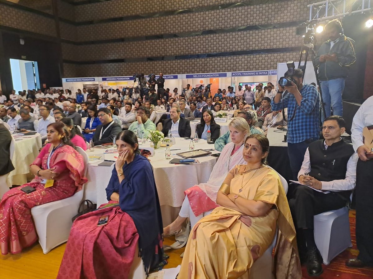 UNDP_India's tweet photo. #CSR for better Education📚 .

@CMofKarnataka, Sh. @siddaramaiah chaired a conclave by Dept of Planning, @sdgcckar &amp; @UNDP🇮🇳 to improve education through CSR.

@istschan, Dy Head, @UNDP_India received a Certificate of Appreciation from Sh. Govinda Raju, Political Secretary to CM. https://t.co/4Q5NYLjESE
