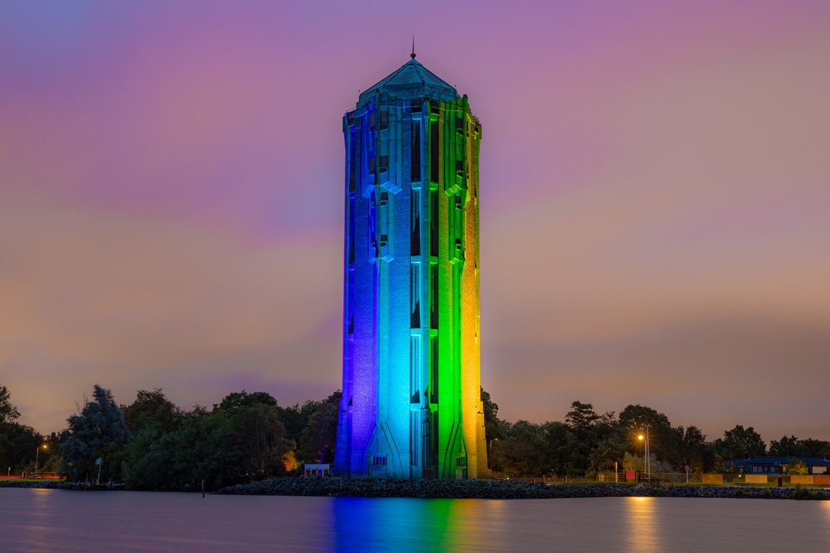 VisitAalsmeer's tweet photo. De iconische watertoren is tot en met zaterdag 5 augustus in regenboogkleuren verlicht ter gelegenheid van het Pride-weekend! 
We wensen iedereen een onvergetelijke Pride 💙🏳️‍🌈 https://t.co/MFypqXC3aQ