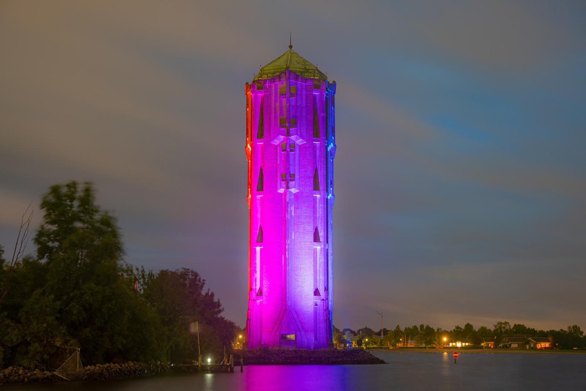 VisitAalsmeer's tweet photo. De iconische watertoren is tot en met zaterdag 5 augustus in regenboogkleuren verlicht ter gelegenheid van het Pride-weekend! 
We wensen iedereen een onvergetelijke Pride 💙🏳️‍🌈 https://t.co/MFypqXC3aQ