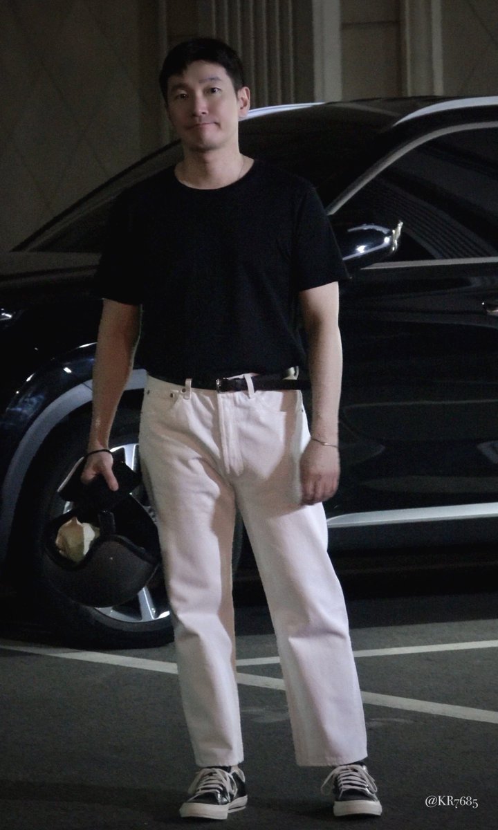 KR7685's tweet photo. 230804 조승우 퇴근 https://t.co/Z3s7QkOz9j