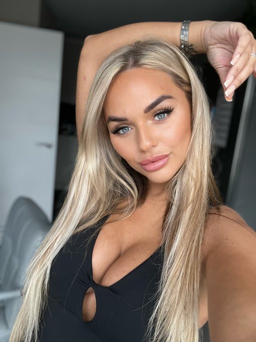 Here&rsquo;s a pic of me, you can&rsquo;t tell I&rsquo;m stressed AF .. how dangerous 😂 https://t.co/ChAzSY9Oev