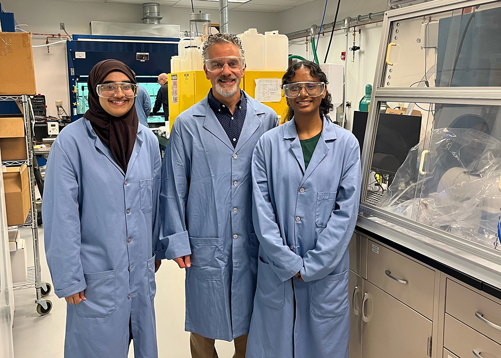 iConsUMass's tweet photo. Scott Auerbach visited Impact Nano of the iCons Industry Consortium at their lab and their manufacturing plant and met up with iCons interns Sriya Munugoti '25 (@UMassBMB and @UMassCHC ) and Umme Habeeba '24 (@UMassChemEng and @UMassCHC )

@UMassAmherst
@CNS_UMass 
@umassengin https://t.co/pmhICWUk15