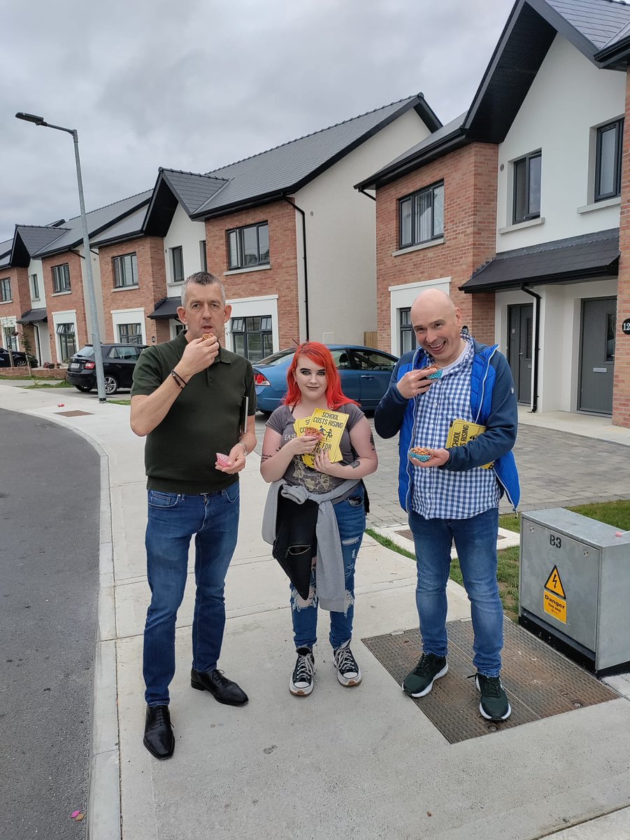 QuinlivanTD's tweet photo. Good to meet a few very young entrepreneurs selling Rice Krispie buns on Bloodmill Road while out delivering my Back to School leaflets.
Hope everyone has a safe and enjoyable weekend.
#yummy #uplimerick https://t.co/gIq0O0CObw