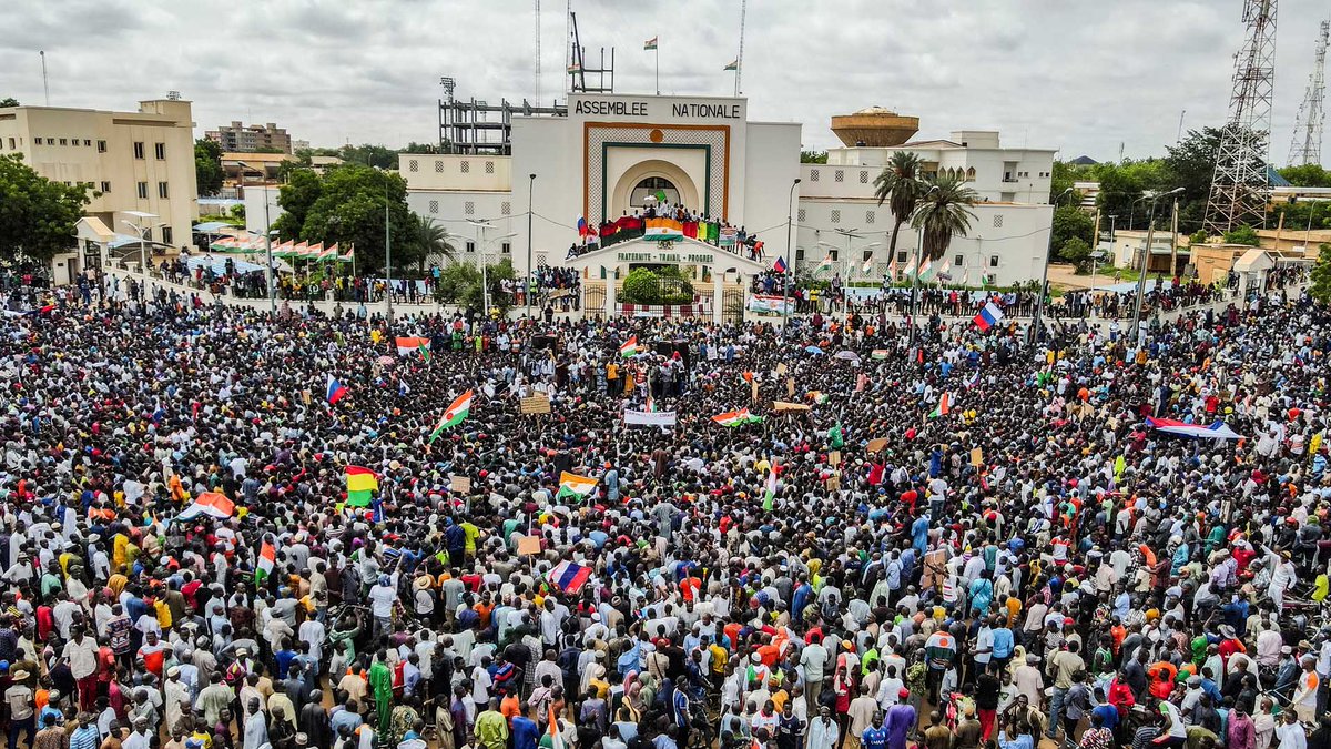 AfricaViewFacts's tweet photo. Protesters in Niger 🇳🇪 raised the Algerian 🇩🇿, Malian 🇲🇱, and Burkinabe 🇧🇫 flags in appreciation of Algeria's position, which rejects any foreign military intervention in their country. https://t.co/xgBh5kkRad