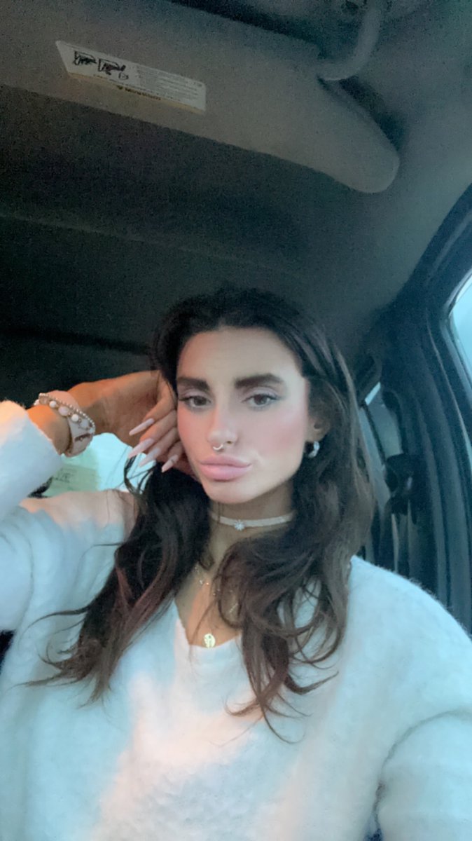 MilaTaylorXX's tweet photo. Car selfies for the win 🥰

Any big weekend plans babes? https://t.co/RlPDAzN4VA