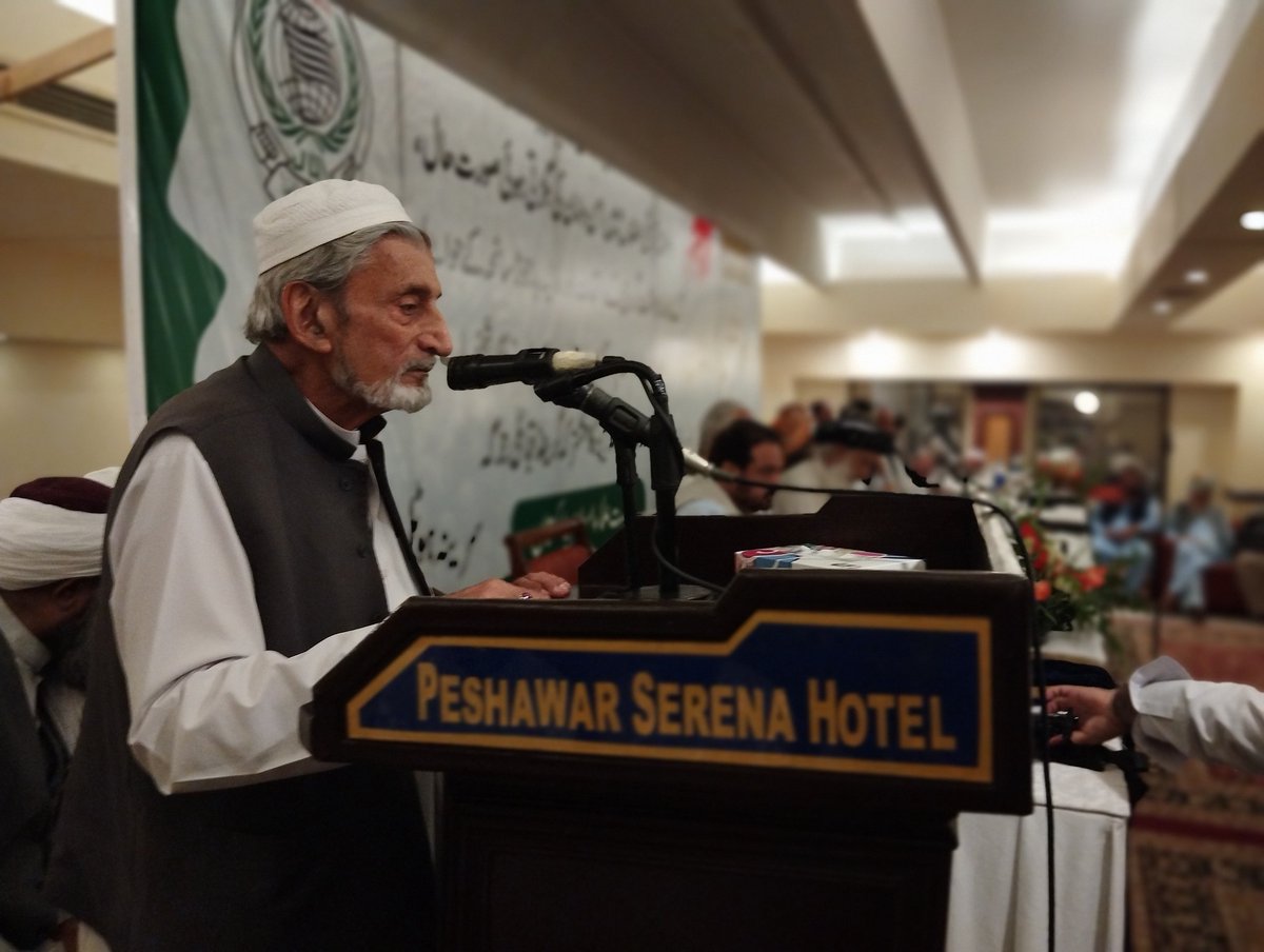 Khalidjandawar's tweet photo. گرینڈ قبائلی جرگہ پشاور
اے این پی کے مرکزی رہنما قداور سیاسی شخصیت جناب غلام احمد بلور صاحب جرگہ میں اپنے تجاویز پیش کررہے ہیں 
#پشتون_قبائلی_جرگہ https://t.co/t9XxrSTmzC