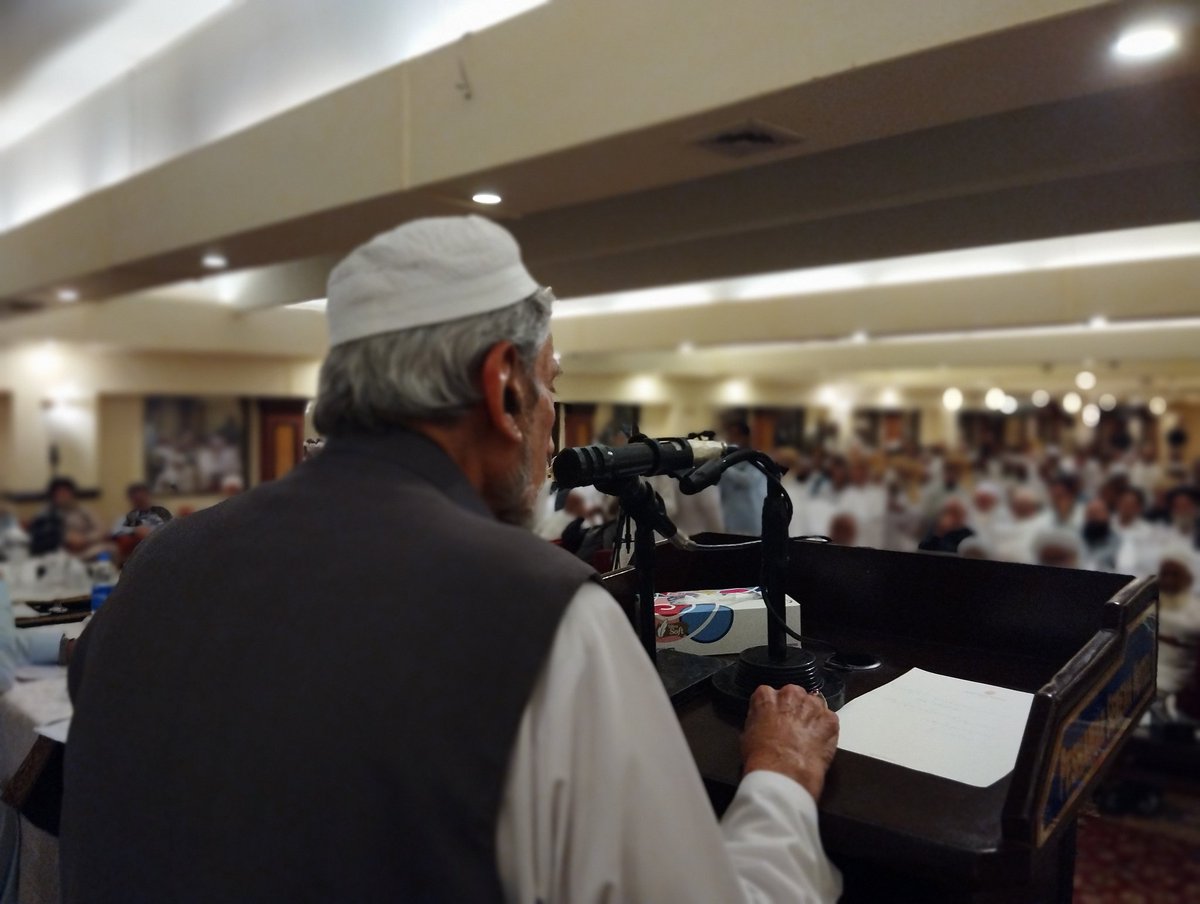 Khalidjandawar's tweet photo. گرینڈ قبائلی جرگہ پشاور
اے این پی کے مرکزی رہنما قداور سیاسی شخصیت جناب غلام احمد بلور صاحب جرگہ میں اپنے تجاویز پیش کررہے ہیں 
#پشتون_قبائلی_جرگہ https://t.co/t9XxrSTmzC