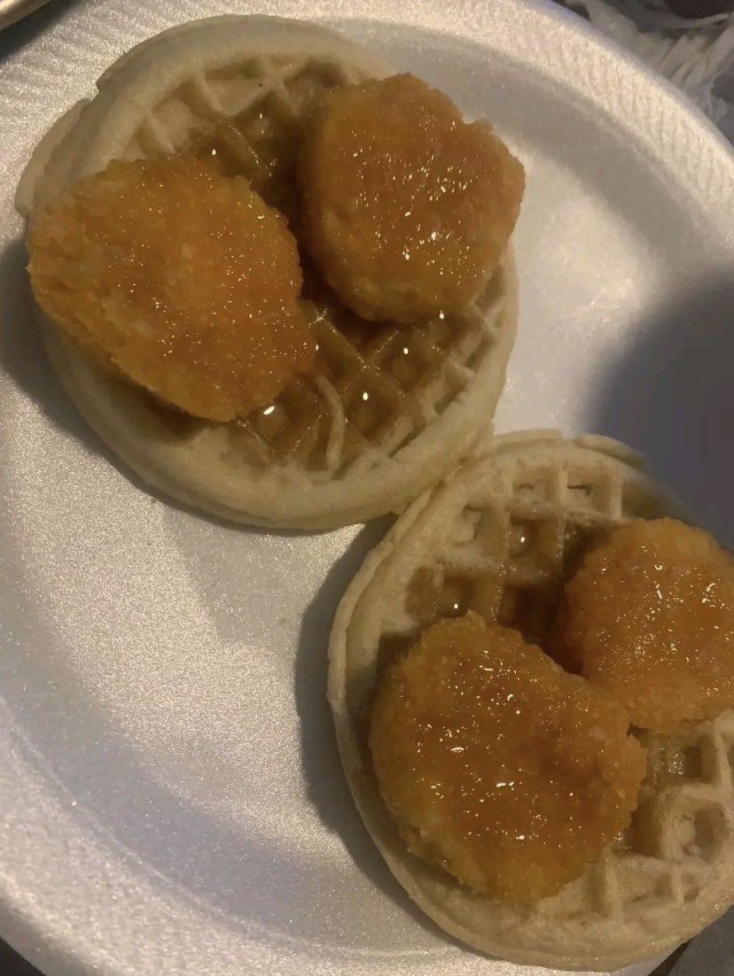 mmaari___'s tweet photo. Started my man day off with chicken and waffles 🤞🏾💖  I just know he love it here https://t.co/373k4BzWsv