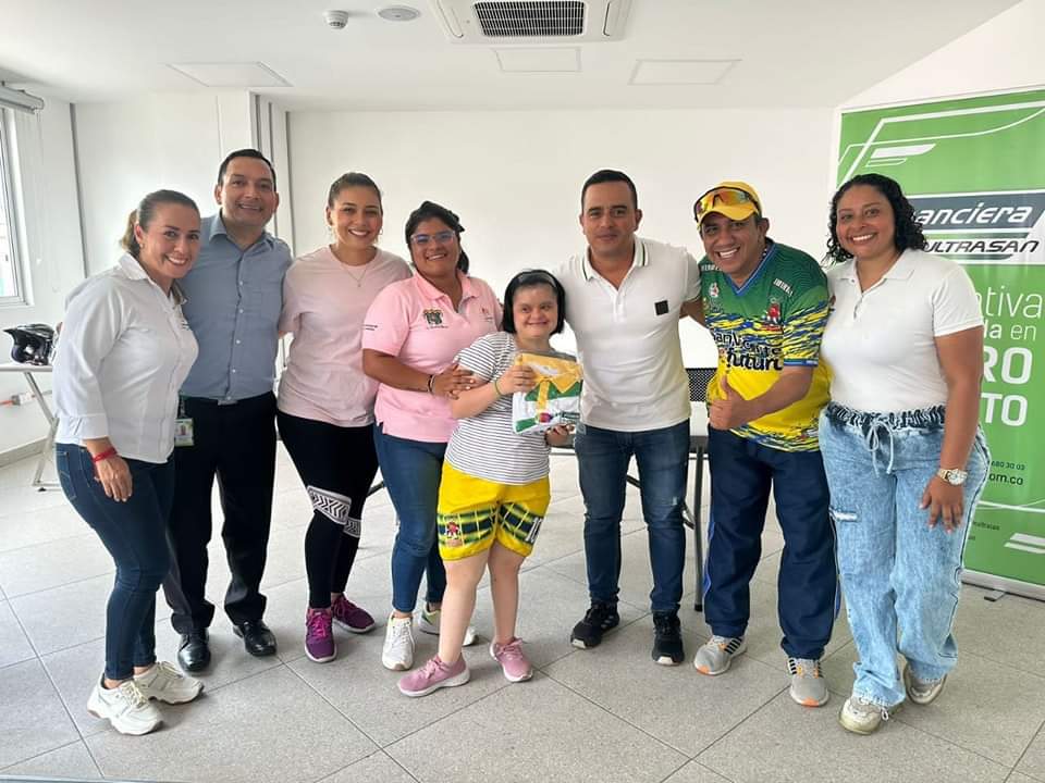 Imágenes de la ENTREGA de UNIFORMES a NIÑOS, NIÑAS y JÓVENES con DISCAPACIDAD con el respaldo de COOMULTRASAN en gestión del IMERDES, la secretaría de Desarrollo Social Comunitario, el enlace del ICBF. #SanVicenteTieneFuturo. #OscarRodríguezAlcalde.