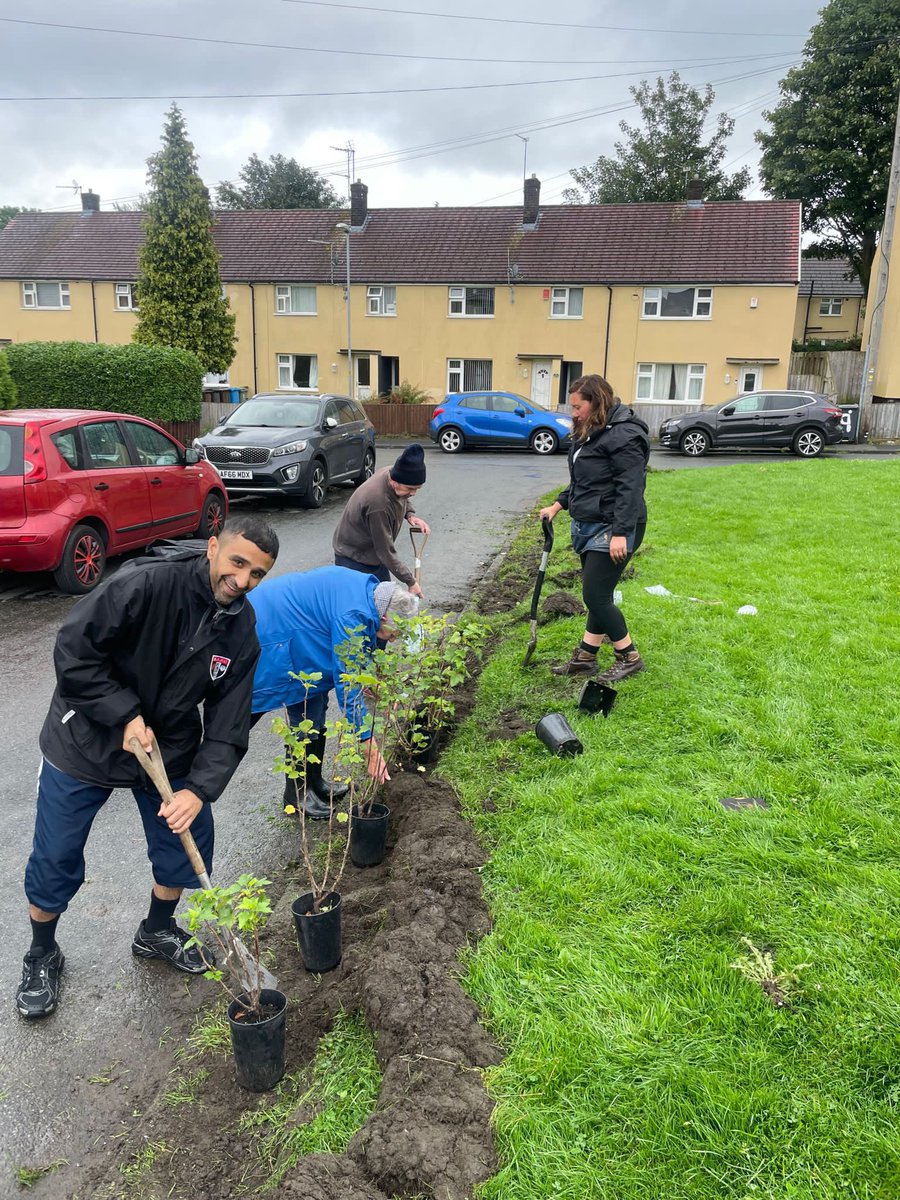Northern_LilyGM's tweet photo. A pleasure working with @ShaidMushtaq @cllrjennyoldham @LifeforaLifeMF @FirstForFCHO @OldhamCouncil to plant a natural edible currant bush hedge at Age Croft, Alt creating a safer space for children in the area to play.
#NatureBasedSolutions #communityplanting #oldhamhour https://t.co/3VHwJiX4iP