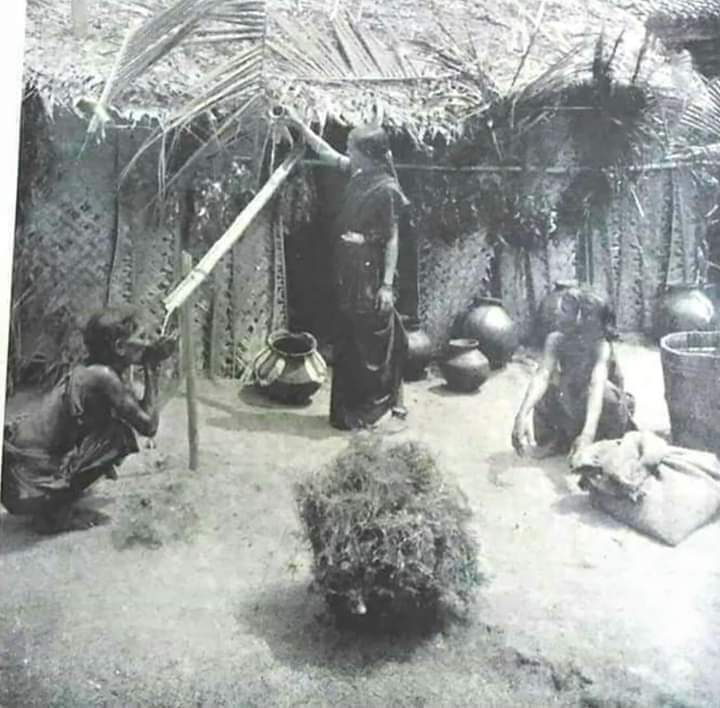 ambedkarite's tweet photo. भारत में जाति व्यवस्था का हाल जानने के लिए इस फोटो को देखिये जो की सन 1920 में खींची गयी थी जिसमें अछूत महिला को पानी पिलाने के लिए दूर से बांस के होल में पानी डालकर दिया जा रहा है जिससे पानी व उसके बर्तन अछूत के सम्पर्क में आने से अपवित्र न हो जाए।

शुक्र है अब ऐसी दुर्लभ तस्वीरे ही देखने को मिलती है लेकिन कहीं कहीं आज भी मनुवादी मानसिकता वाले शोषण करते नजर आ जाएंगे। जातिवाद के ख़िलाफ़ लड़ने वाले उन सभी महापुरुषों को मेरा शत्-शत् नमन।
@Brind_Kumar 
#CasteMatters