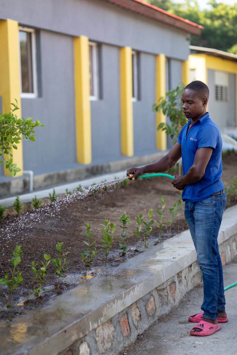Making beautiful and accessible spaces for the rehab patients at our partner hospital, one plant at a time. 🌿 Thanks to <a href="/SOILHaiti/">SOIL</a> for providing the compost for these flower beds, and thanks to Haiti Rehab Scwheiz for supporting this transformative community garden.