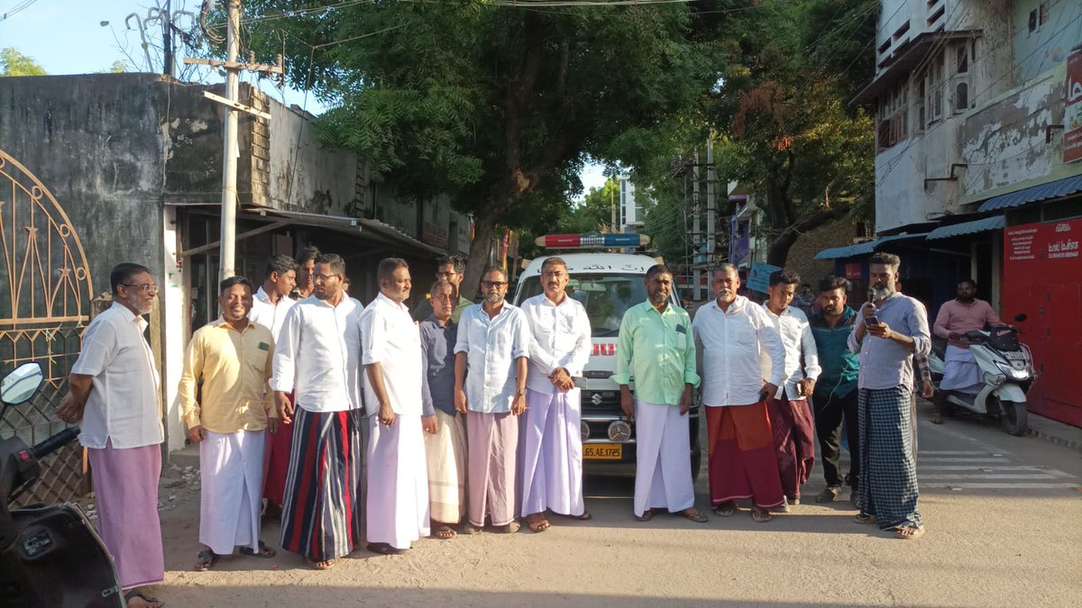 NasaKlk's tweet photo. நமது கீழக்கரையில்  *தெரு நாய்களின் அச்சுறுத்தல்* மிகவும் தீவிரமாகி தெரு மக்களிடையே பெரும் அச்ச நிலையை உருவாக்கி இருப்பதால் விழிப்புணர்வு பிரச்சாரம் நடைபெற்றது. நாய்க்கடி பிரச்சனையை உடனடி நடவடிக்கை எடுக்கவும், @ramnadcollector
@KNavaskani 
@keelakarai_mpl 
@Subramanian_ma https://t.co/IVoVHC9e7A