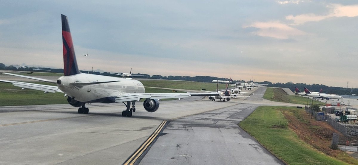 garyweissel's tweet image. Long line this morning departing ATL on 26L. #PilotsofTwitter