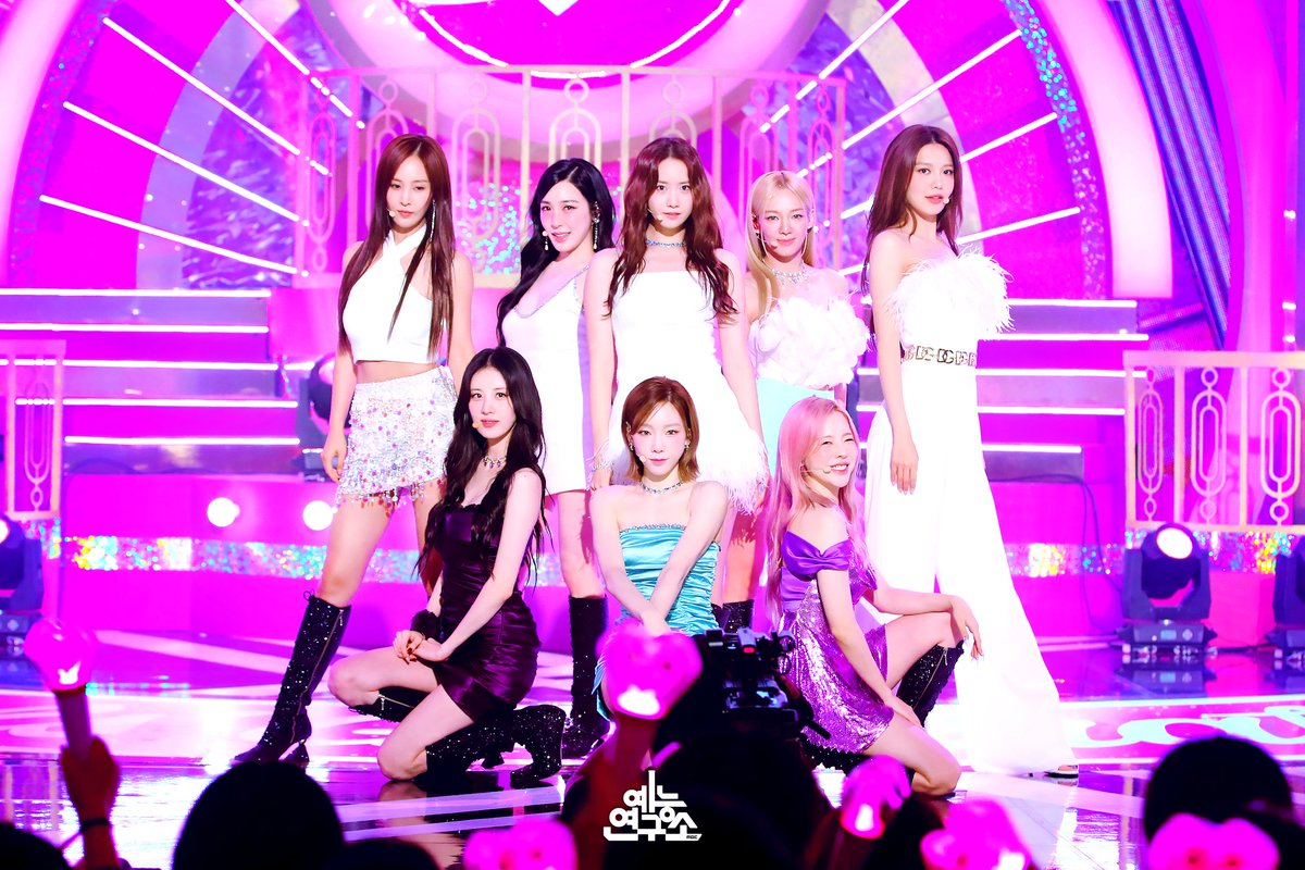 yulneck's tweet photo. when they were only supposed to release a single for their 15th anniv but they gave us a full album, music show promotions, SMtown performances, variety shows &amp; a fanmeeting

truly my best girls 🥺🩷

#소녀시대_16주년_우리_꼭_영원하자 #16Years_Sailing_With_GG https://t.co/1vfh1thO69