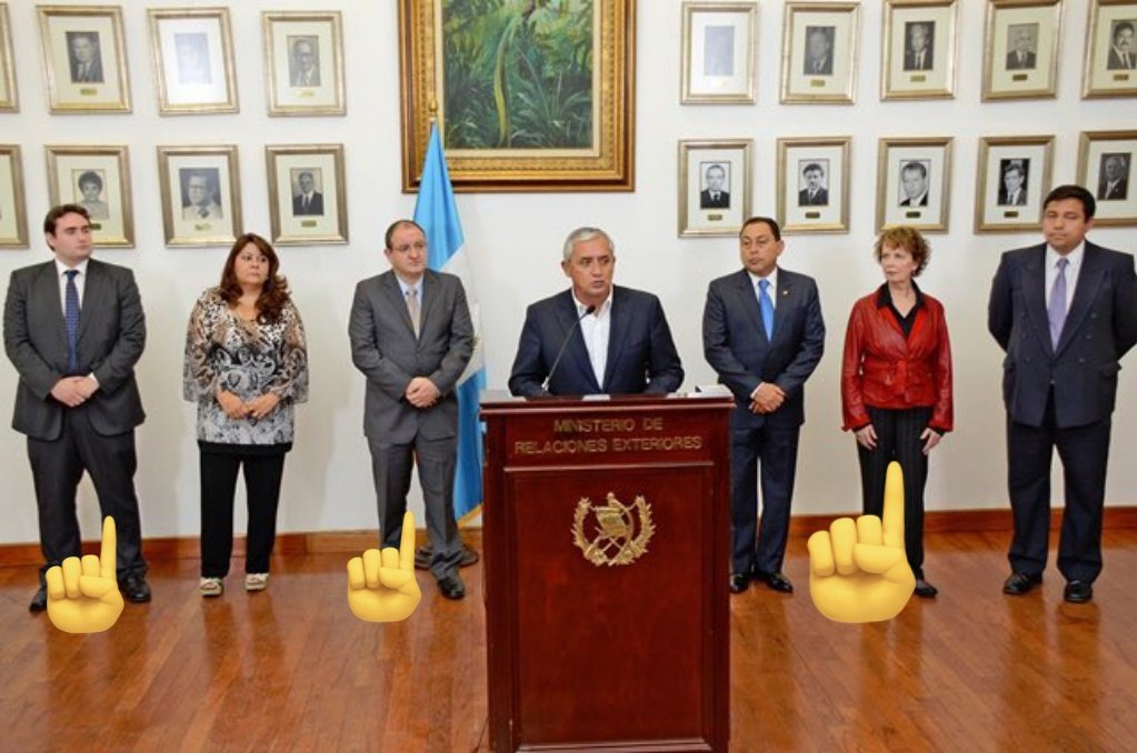 La_ReVoluZzion's tweet photo. _
Utaaa Compañeres,

Las 3 RATAS del Tío Mack dentro del Gobierno de Otto Pérez, 
—Llegaron para engordar las caletas de la corrupción y hoy Semilleros de corazón, hablando de cooptacion y lucha AnticorrupZión.

El chiste se cuenta solo... 🌱🤡 https://t.co/3KtRClx7XF