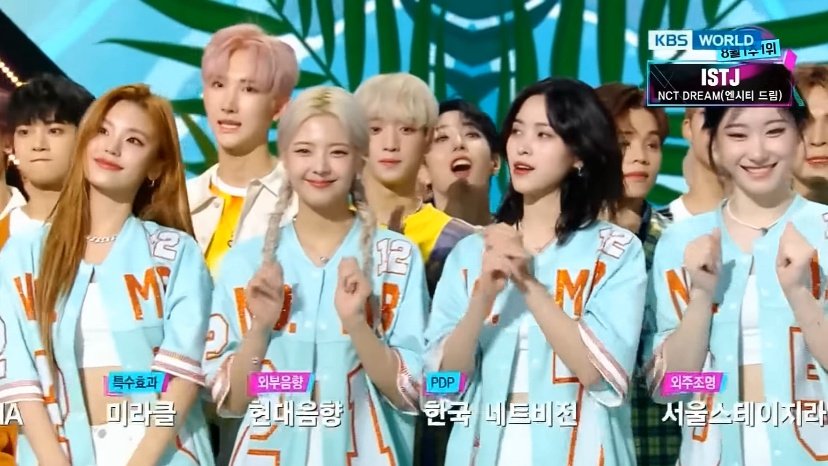 parkseeuns's tweet photo. the height difference between seeun and others...🧍 https://t.co/XAL3BNNiRC