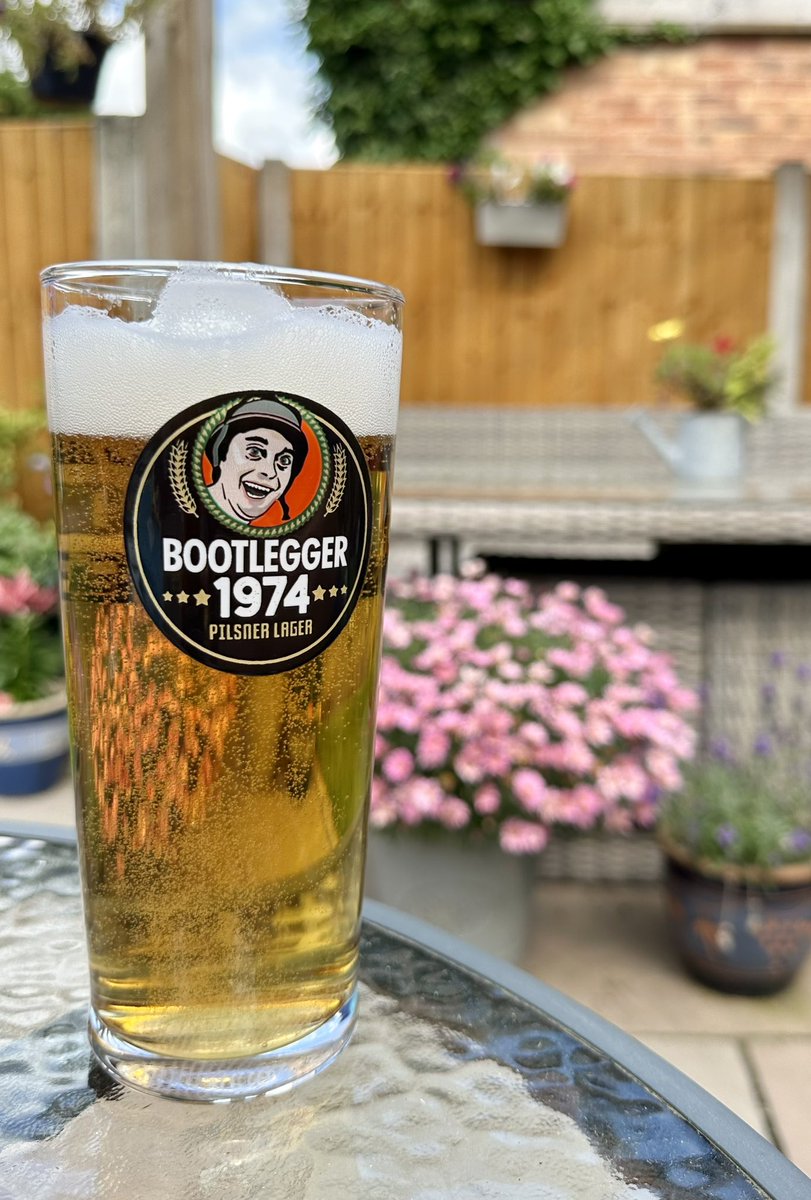 markcabin's tweet photo. @bootlegger1974 Life’s good baby 🍻 #weekend https://t.co/rVRQjFPeIb