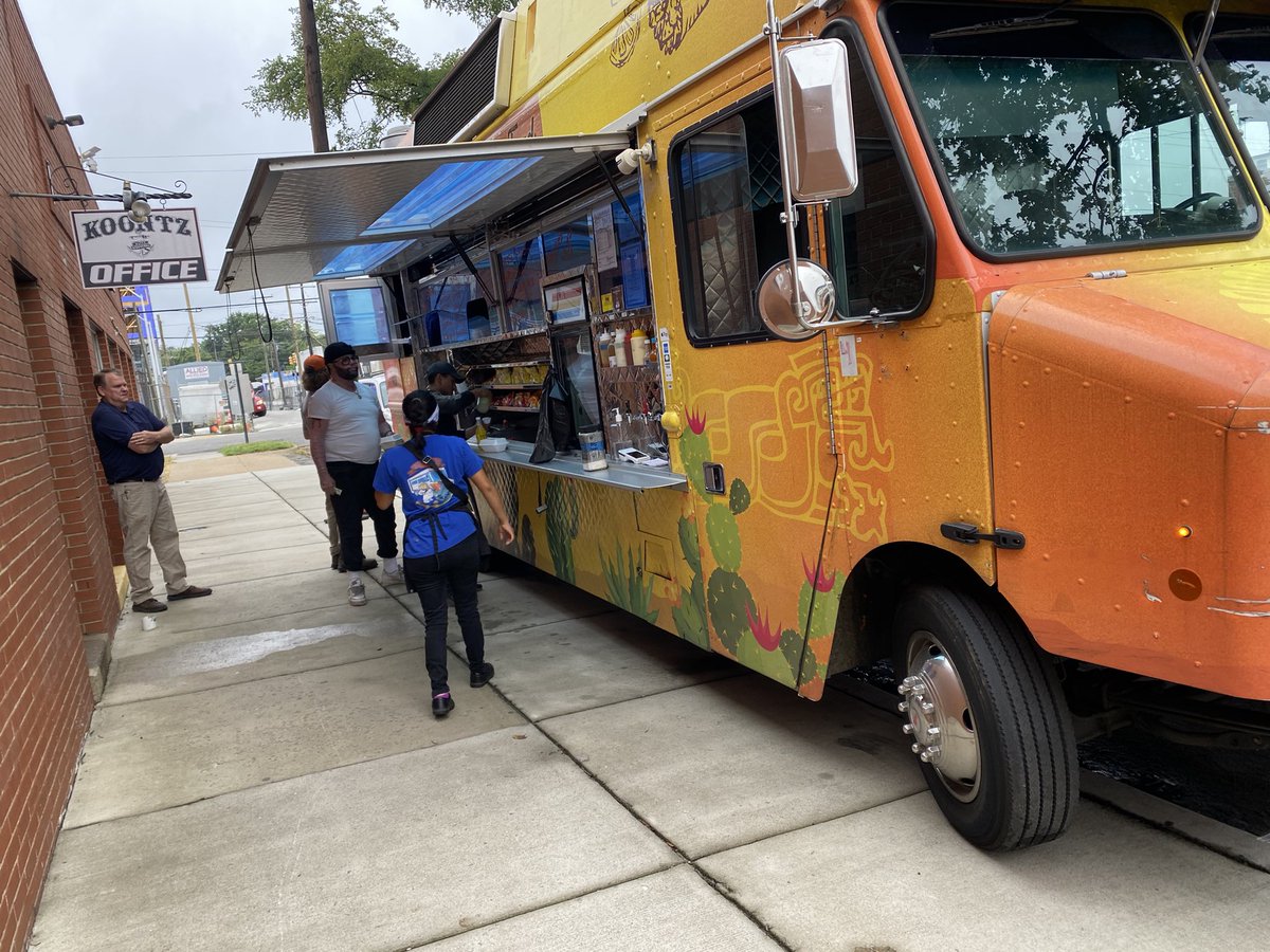 NubSsZz's tweet image. When the Taco truck hasn’t been closeby in 3 weeks and Our receptionist CALLED them to come by 😂😂😂 El pastor burrito get in my bellllly 🥵🥵🥵 #FoodTruck #Elpastor