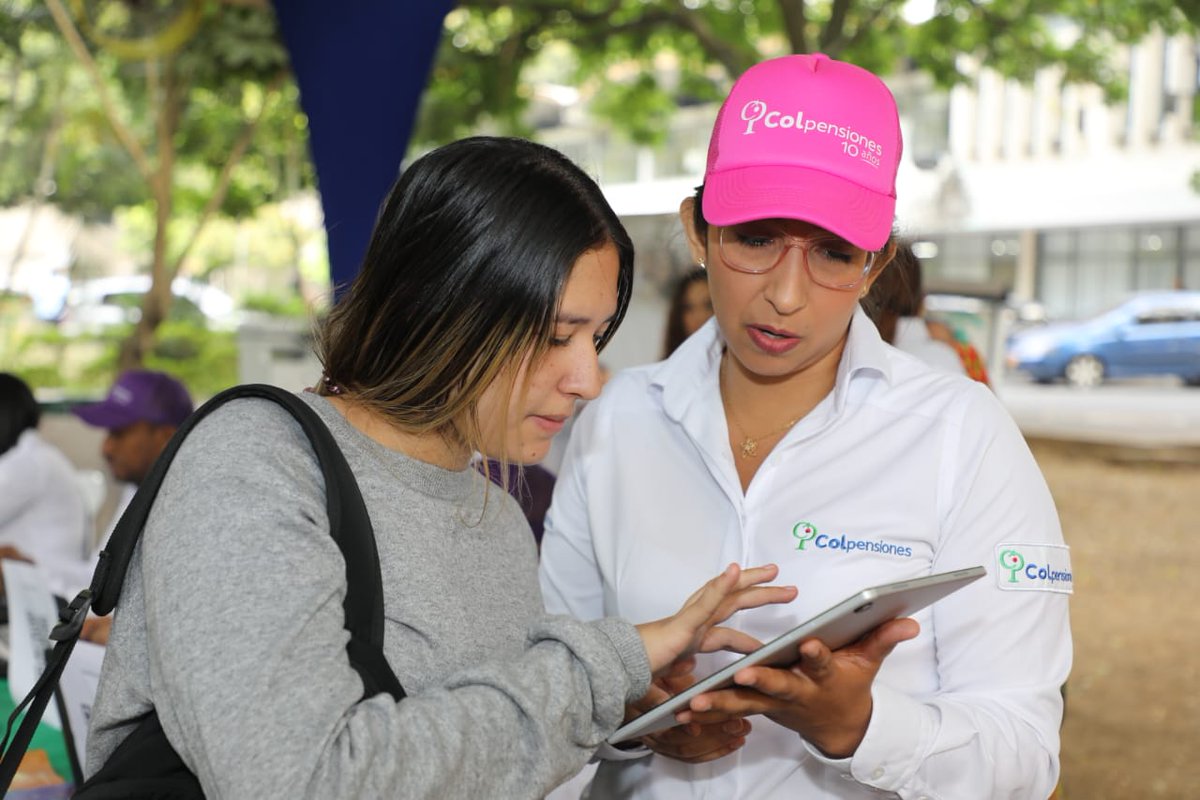Colpensiones's tweet photo. Estamos en #Cali participando en el Encuentro por el Trabajo Decente y la Juventud Trabajadora que congrega a tres mil jóvenes del departamento del Valle del Cauca. Desde aquí se lanza la campaña #LasReformasALaCalle, liderada por la ministra del @MintrabajoCol, @GloriaRamirezRi. https://t.co/8XizjKH38F