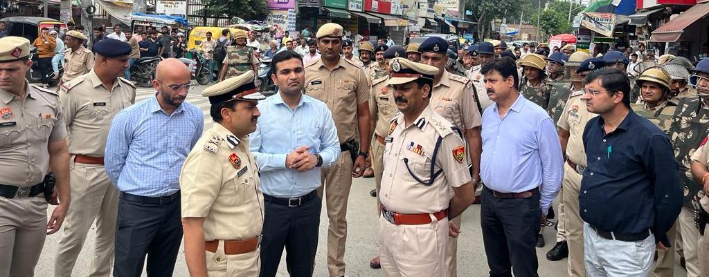 DistrictAdm_FBD's tweet photo. #Information | Commissioner of Police Vikas Arora and Deputy Commissioner @vikramyadav today took out a flag march with the police force in various areas of district including Old Faridabad Masjid Chowk, Ballabgarh and Sikri and gave a message of peace to the general public. https://t.co/ziy50Ue192