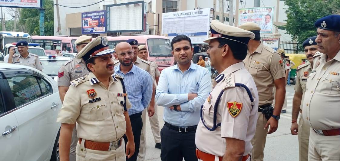 DistrictAdm_FBD's tweet photo. #Information | Commissioner of Police Vikas Arora and Deputy Commissioner @vikramyadav today took out a flag march with the police force in various areas of district including Old Faridabad Masjid Chowk, Ballabgarh and Sikri and gave a message of peace to the general public. https://t.co/ziy50Ue192