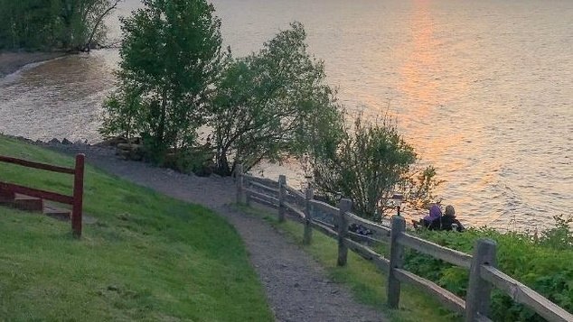 moodyonmoon's tweet photo. Living by the lake https://t.co/tqgRaJI8kj
