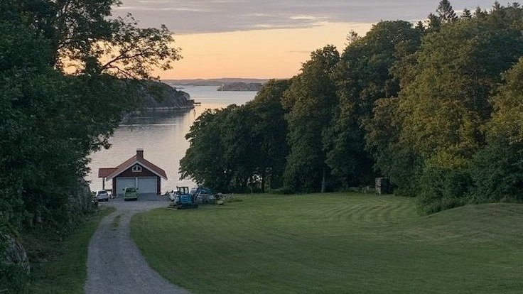 moodyonmoon's tweet photo. Living by the lake https://t.co/tqgRaJI8kj