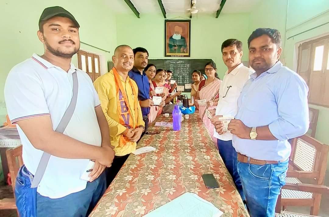 JaunpurABVP's tweet photo. वर्ष 2023- 24 के  सदस्यता अभियान के निमित्त जौनपुर जिला में अभाविप कार्यकर्ताओं द्वारा टी०डी० बालिका इंटर कालेज जौनपुर  में  छात्राओं को अभाविप की   सदस्यता दिलाई गयी।
जिसमें प्रांत सह मंत्री उद्देश्य सिंह उपास्थित रहे है।
@ABVPVoice @iGhanshyamShahi https://t.co/Ge8vWG5rVl