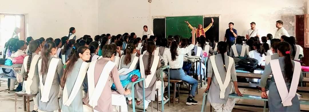 JaunpurABVP's tweet photo. वर्ष 2023- 24 के  सदस्यता अभियान के निमित्त जौनपुर जिला में अभाविप कार्यकर्ताओं द्वारा टी०डी० बालिका इंटर कालेज जौनपुर  में  छात्राओं को अभाविप की   सदस्यता दिलाई गयी।
जिसमें प्रांत सह मंत्री उद्देश्य सिंह उपास्थित रहे है।
@ABVPVoice @iGhanshyamShahi https://t.co/Ge8vWG5rVl