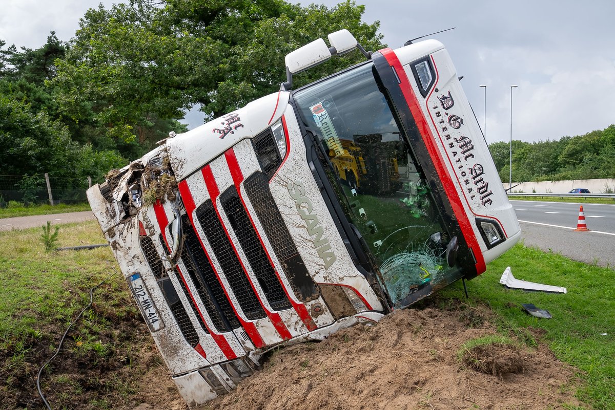 Reality_Photo's tweet photo. Op de A59 bij Rosmalen is vrijdag aan het eind van de ochtend een vrachtwagen op zijn kant in de greppel terechtgekomen.

De bestuurder van de vrachtwagen uit Ierland raakte vermoedelijk even onwel en reed daardoor de berm in. https://t.co/RjwQf5W72a