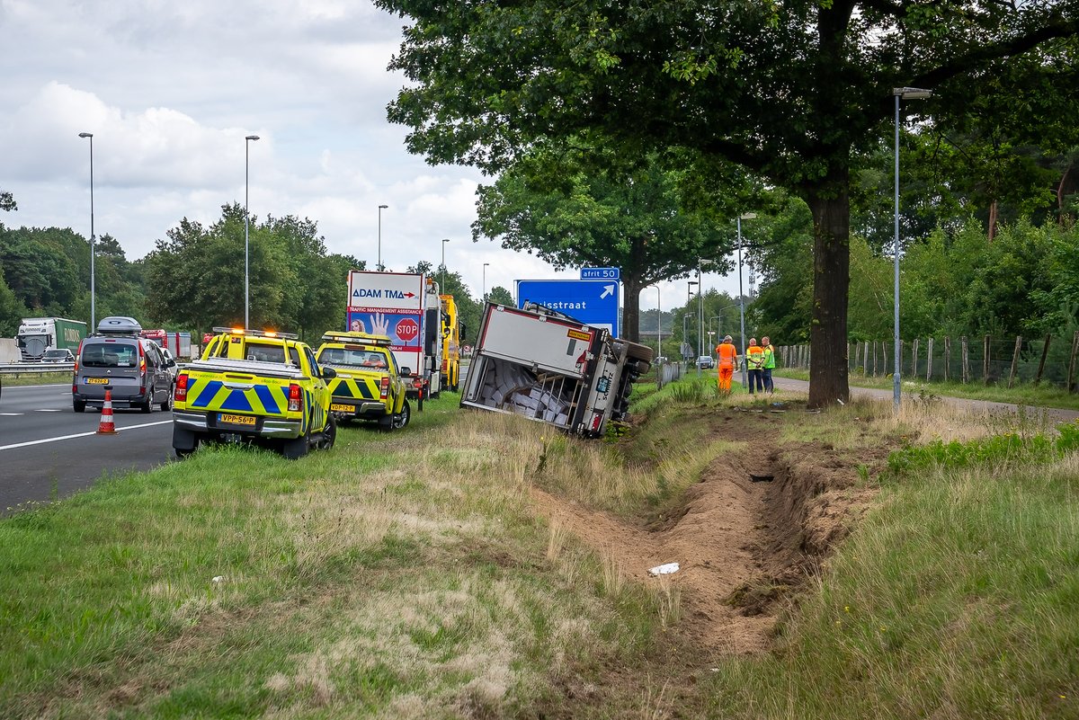 Reality_Photo's tweet photo. Op de A59 bij Rosmalen is vrijdag aan het eind van de ochtend een vrachtwagen op zijn kant in de greppel terechtgekomen.

De bestuurder van de vrachtwagen uit Ierland raakte vermoedelijk even onwel en reed daardoor de berm in. https://t.co/RjwQf5W72a