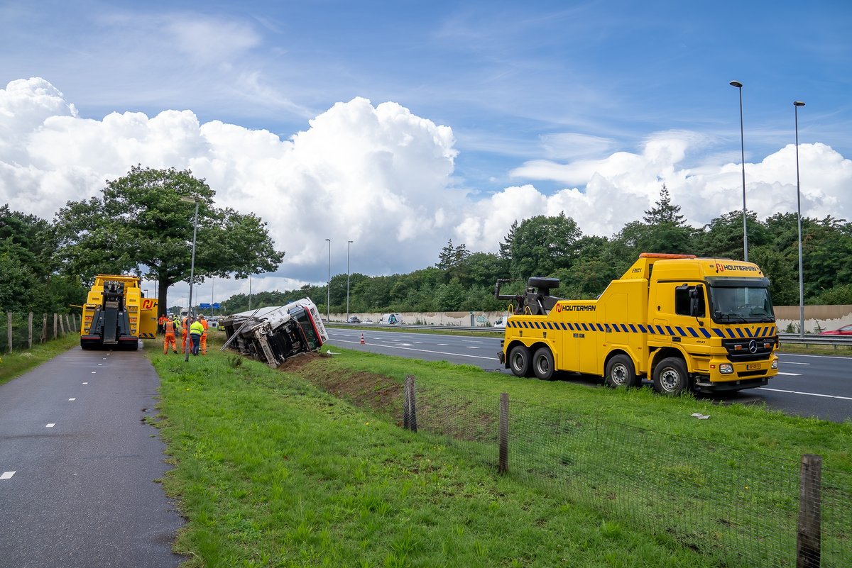 Reality_Photo's tweet photo. Op de A59 bij Rosmalen is vrijdag aan het eind van de ochtend een vrachtwagen op zijn kant in de greppel terechtgekomen.

De bestuurder van de vrachtwagen uit Ierland raakte vermoedelijk even onwel en reed daardoor de berm in. https://t.co/RjwQf5W72a