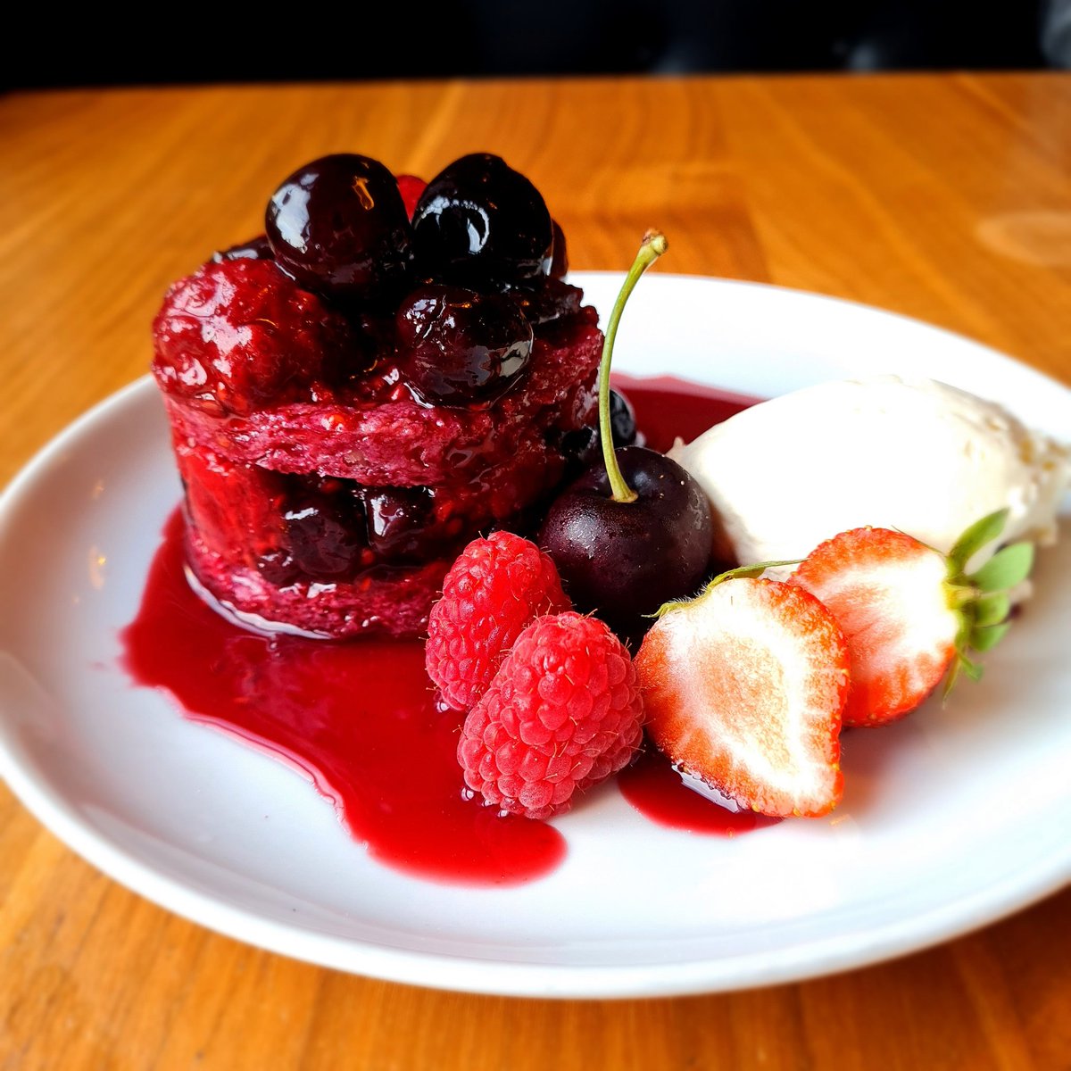 Theyellowhouse_'s tweet photo. Jaime's pudding special this week is his deliciously juicy summer pudding! 🫐 🍓🍒
#summerpudding #pudding #puddingspecial https://t.co/bdz5jqdndh