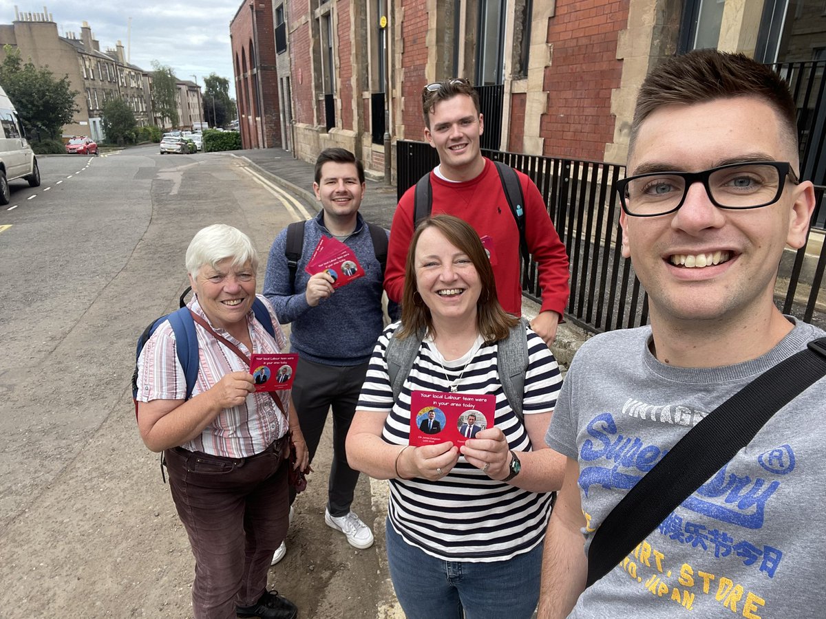 Friday afternoon of #Labourdoorstep for Edinburgh North and Leith @ScottishLabour candidate @tracygilbert72 🌹🌹🌹🌹