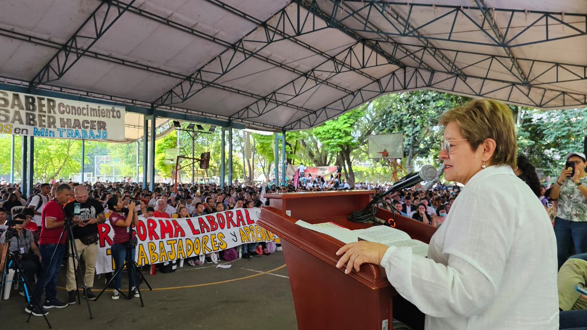 Colpensiones's tweet photo. Estamos en #Cali participando en el Encuentro por el Trabajo Decente y la Juventud Trabajadora que congrega a tres mil jóvenes del departamento del Valle del Cauca. Desde aquí se lanza la campaña #LasReformasALaCalle, liderada por la ministra del @MintrabajoCol, @GloriaRamirezRi. https://t.co/8XizjKH38F