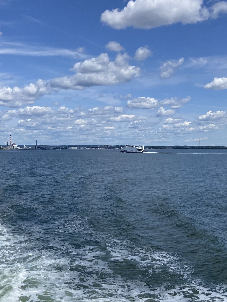 Lizeyesofblue's tweet photo. #bluesky #clouds #ocean #ferry #LongIsland #seascape #breathe #NaturePhotography #BeautifulMoments https://t.co/nmOvWJ5Nr5