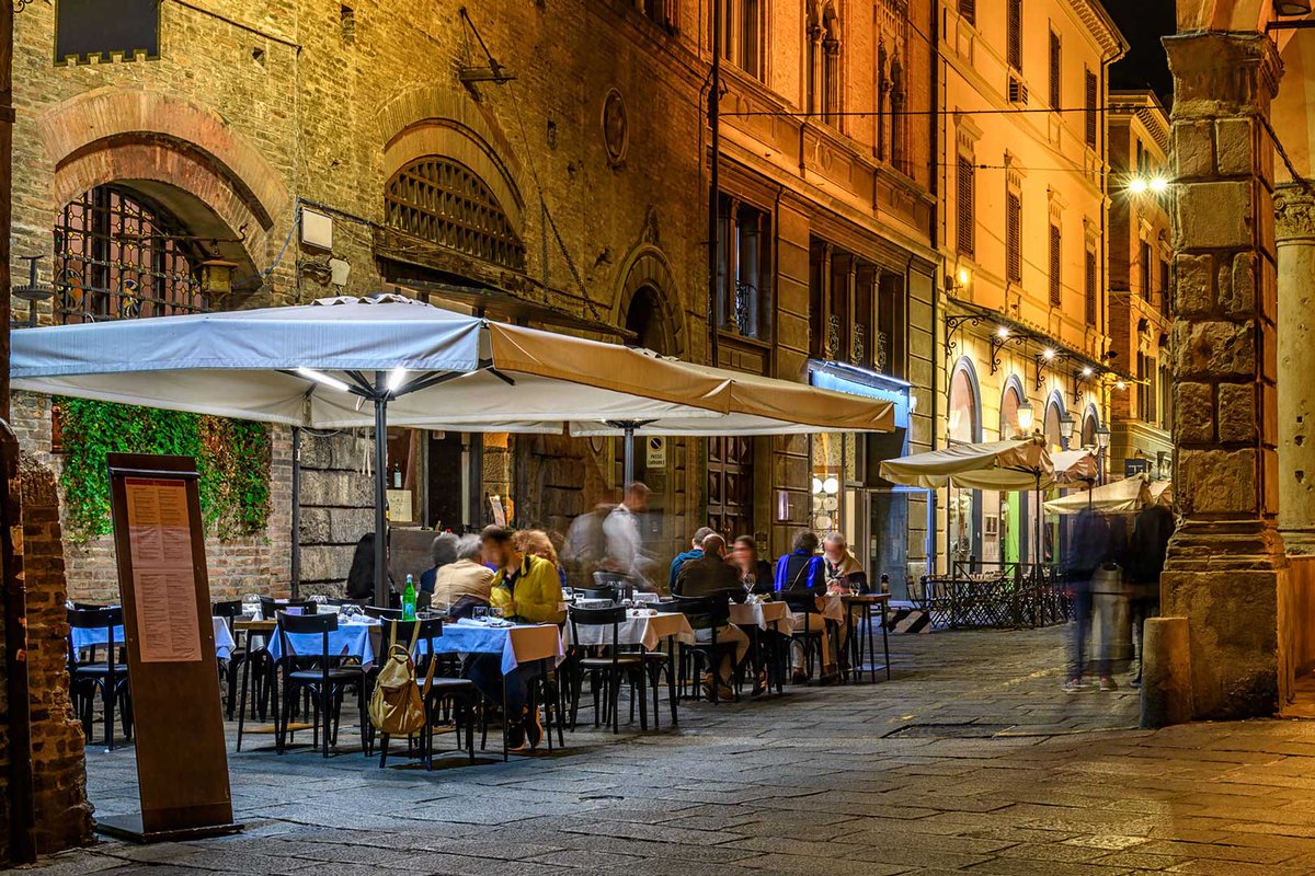 🍻 Friday Aperitivo in Bologna:

• Enjoy the cultural ritual of Aperitivo at Italy’s oldest tavern, Osteria del Sole.

• Lortica offers a great selection of craft beer and natural wines.

• Admire Bologna's most fascinating square with a cocktail at Camera con Vista