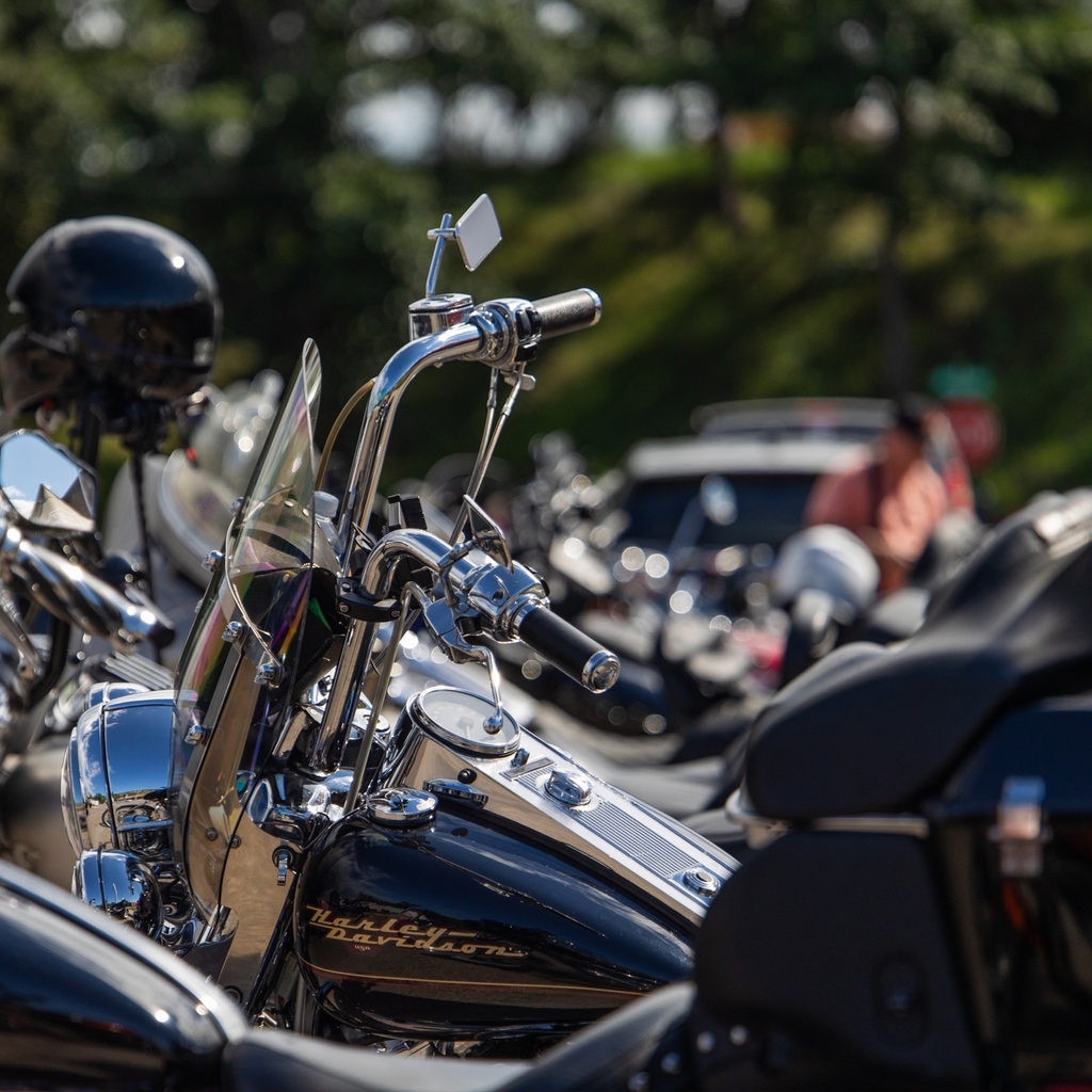 twinpower1982's tweet photo. lovin' all these V-twin motorcycles we're already seeing at Sturgis. ready to kick off Day 2! come see us at J&amp;P Cycles between 6th and 7th on Lazelle St. #americanmade #twinpower #fitslikeitshould #sturgis #sturgis2023 #harleydavidson https://t.co/2iJbV0Sukj