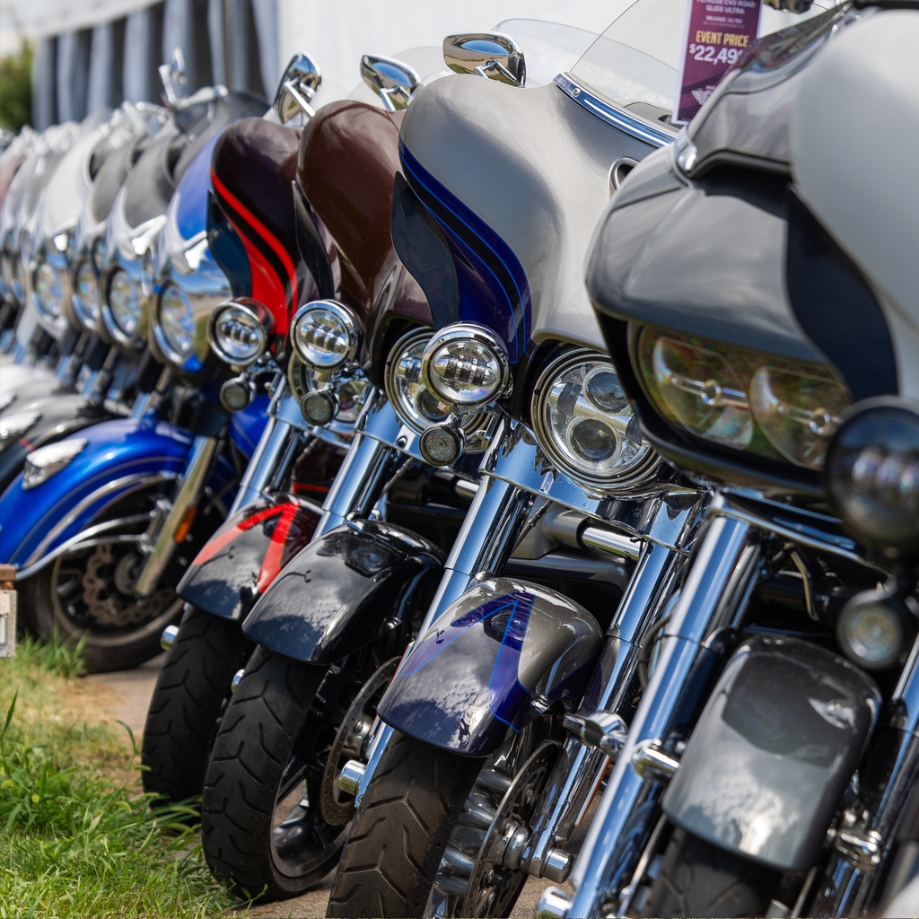 twinpower1982's tweet photo. lovin' all these V-twin motorcycles we're already seeing at Sturgis. ready to kick off Day 2! come see us at J&amp;P Cycles between 6th and 7th on Lazelle St. #americanmade #twinpower #fitslikeitshould #sturgis #sturgis2023 #harleydavidson https://t.co/2iJbV0Sukj