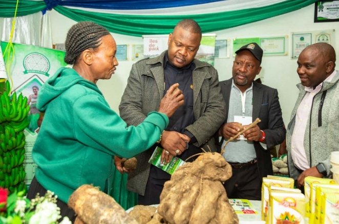 #Farmers'Exhibition #nanenane #agroecology #karibunisana
Bi. Anjelina Kimario na Bi. Rebeka Mwantende wakionyesha bidhaa za kilimo, DED Arusha DC Ndg.Sulemani Msumi  na Mwenyekiti wa Arusha DC  Mhe.  Ojungu Selekwa walipata wasaa wa  kututembelea kwenye Maonyesho ya Nanenane 2023