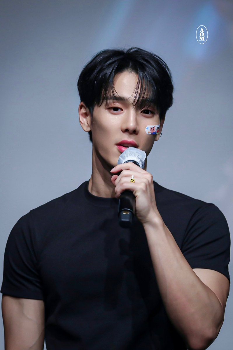 ALLOFME_SHOWNU's tweet photo. ▫️230804 그렇게 웃으면 반칙..🫠 #셔누 https://t.co/ja47WouynU