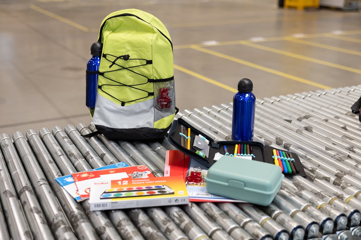 AmazonNewsDE's tweet photo. 100 mit Schulmaterialien bepackte Rucksäcke hat das Verteilzentrum Großebersdorf 🇦🇹 mit der „Back to School“ für sozial benachteiligte Kinder in der Region gespendet. Bürgermeister Friedrich Haindl begrüßt die Aktion & war bei der Übergabe dabei. #AmazonAT #Chancengleichheit https://t.co/gw6A21xkdp