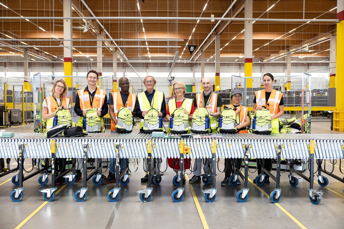 AmazonNewsDE's tweet photo. 100 mit Schulmaterialien bepackte Rucksäcke hat das Verteilzentrum Großebersdorf 🇦🇹 mit der „Back to School“ für sozial benachteiligte Kinder in der Region gespendet. Bürgermeister Friedrich Haindl begrüßt die Aktion & war bei der Übergabe dabei. #AmazonAT #Chancengleichheit https://t.co/gw6A21xkdp