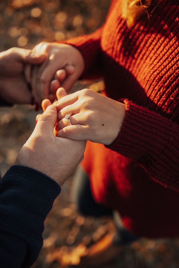 عاشق کو چار معجزوں سے غرض 
وصلِ یار، نظرِ یار، کرمِ یار ،قربِ یار ،