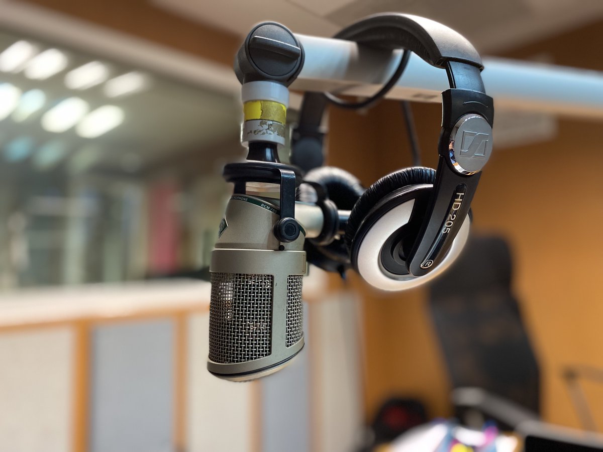 MexiquenseR's tweet photo. Acompáñanos en este #ViernesRandom a celebrar el #DíaInternacionalDeLaCerveza en la #RevistaMXQ🤘con Gaba Cabral y Oscar Mejía. Un programa con información, música, nuevos artistas, entrevistas, datos interesantes y más. 🎶
Comunícate al👉 722 414 94 89
#ConéctateConLaRadio📻 https://t.co/Sw0ZLxg0cK
