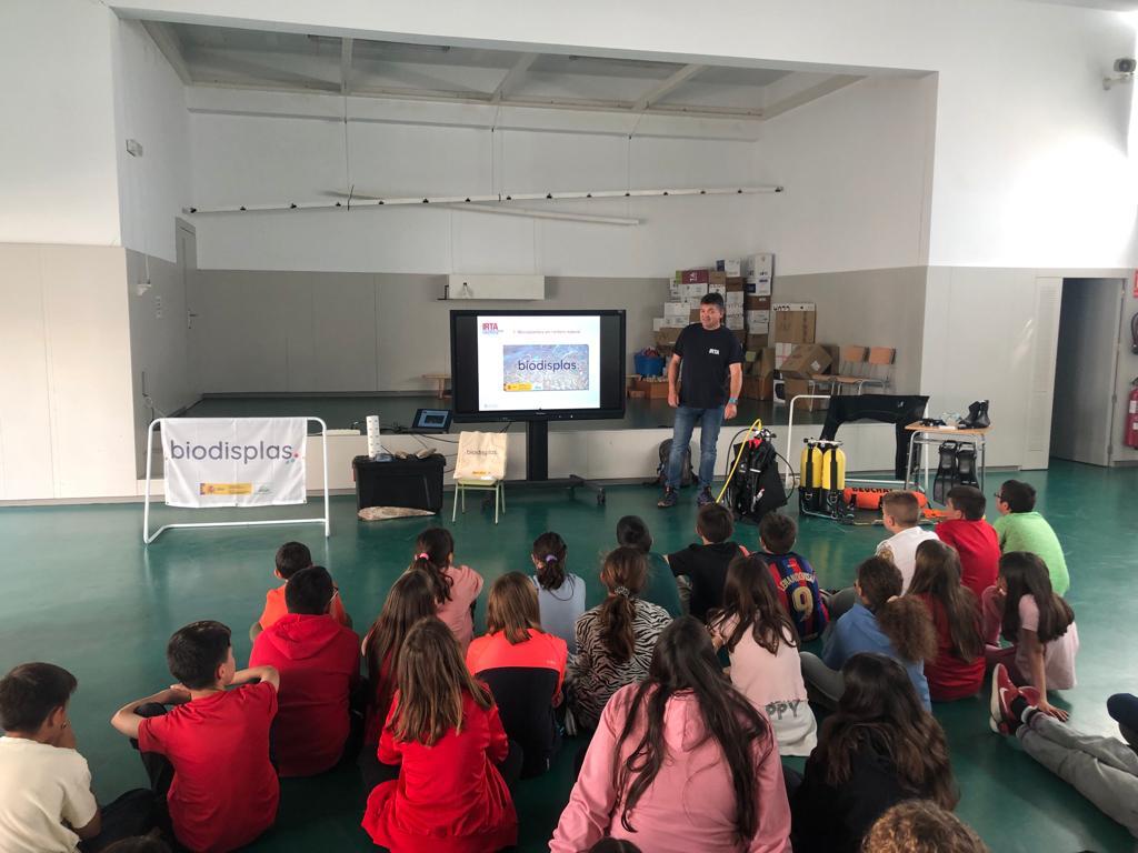 En #BIOSDIPLAS , con el apopyo de @FBiodiversidad, también realizamos educación ambiental para desarrollar conciencia sobre el problema de los microplásticos en estudiantes de primaria.
#ProyectosFB #microplastics
@RosaTrobajo, @carles_alcaraz, @MaiteMartinez10, @irtacat